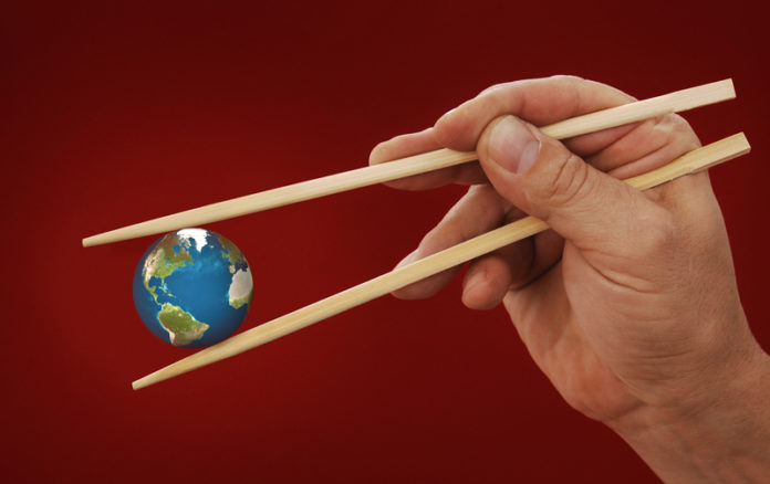 China Die Welt in den Händen: Vor allem seit Verabschiedung des 12. Fünfjahresplans dürfen chinesische Unternehmen verstärkt im Ausland investieren.