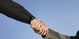 Deal geschlossen: Mittlerweile auch immer öfter zwischen Mittelständlern und PE-Investoren.