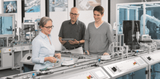 Lernen für die Zukunft: In einer Lernfabrik schult Festo Kunden und Mitarbeiter für Industrie 4.0.