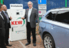 Elektromobilität fürs Unternehmen: Manfred Frenger (r.) mit dem Mitsubishi Hybrid-SUV.