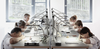 Mitarbeiter bei Nomos: Auch die Internationalisierung erfolgt Schritt für Schritt.