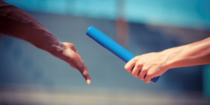 Passing the Relay Baton Viele Familienunternehmen sorgen sich wegen des Generationenübergangs. Hier bekommen sie 11 Tipps für eine gelingende Nachfolgeplanung. (© Thinkstock/iStock)