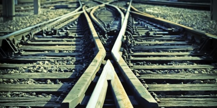 Wenn es um die Unternehmensnachfolge geht, sollte man rechtszeitig die Weichen stellen. (© Thinkstock/iStock)