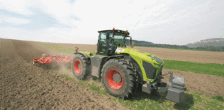 Landmaschine von Claas: Mitarbeiter können sich am Traditionsunternehmen beteiligen.