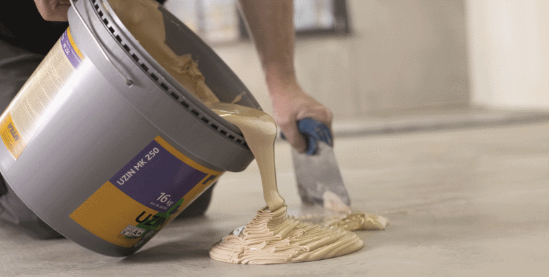 Klebstoff für Bodenbeläge: Das Hauptprodukt von Uzin Utz. (© Uzin Utz AG)