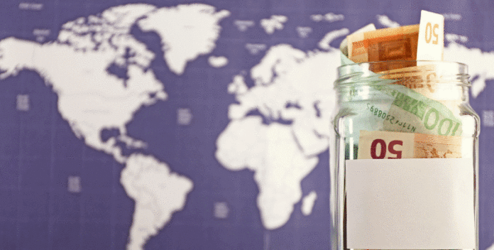 Schritt ins Ausland: Wer rechtlich plant, kann Steuern sparen (© fotolia/Africa Studio)