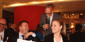 Vorstufe zum Speed Dating: Kabarettist Chin Meyer stimmte die Gäste ein (© GoingPublic Media AG)