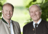 Vater und Sohn: Stefan Hipp (l.) führt die Bio-Tradition des Unternehmens weiter (© Hipp GmbH & Co. Vertrieb KG)
