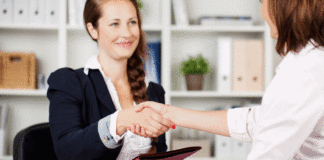 Gespräche führen: Immer mehr Arbeitnehmer tun dies noch im Job, so Manpower (© fotolia/contrastwerkstatt)