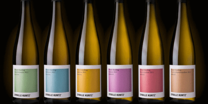 Mit Wein fing alles an: Winzerin Sybille Kuntz zahlt damit Genussrechte aus (© Sybille Kuntz Weingut)
