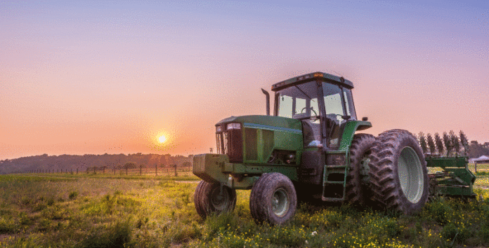 Traktor Landwirtschaftliches Gerät: Nach dem jetzigen Gesetzesentwurf soll nur noch produktives Vermögen von der Erbschaftsteuer verschont bleiben (© fotolia/flownaksala)