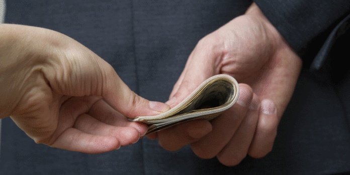 Weniger Korruption: In Deutschland zeigt Compliance Wirkung (© fotolia/staras)
