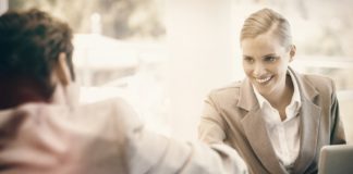 Vertrauensvolle Zusammenarbeit: Familiengeschäftsführer und Fremdmanager vertrauen sich (© fotolia/vectorfusionart)