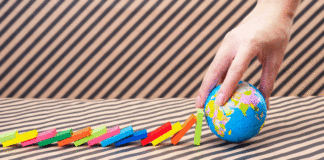 Gegen den Dominoeffekt: Die neue EU-Verordnung schafft Rechtssicherheit bei einer Insolvenz im Ausland (© fotolia/beeboys)