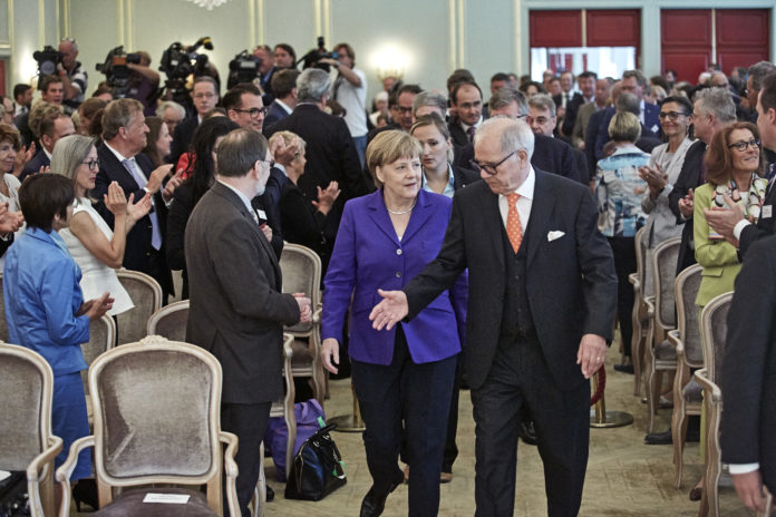 Tag des Deutschen Familienunternehmens 2016 Diskutierten über die Erbschaftsteuer: Bundeskanzlerin Angela Merkel mit Brun-Hagen Hennerkes, Vorstand Stiftung Familienunternehmen, am Tag des Familienunternehmens in Berlin (© Werner Schuering)