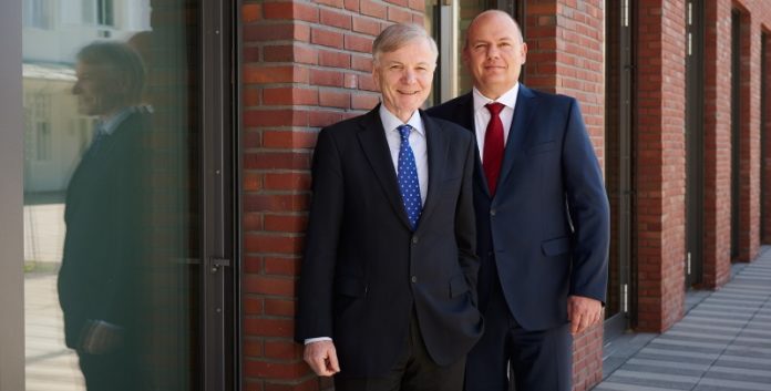 Messer Group GmbH Ausgezeichneter Familienunternehmer: Stefan Messer (l.), CEO der Messer-Group, nahm in Berlin den Preis für das nachhaltigste Familienunternehmen entgegen (© Messer Group GmbH)