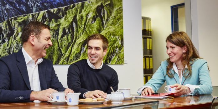 Sixtus_Lahm_Reindl_Kroha (Matthias Robl) Wollen die Marke nach vorne bringen: Sixtus-Gesellschafter Franz Kroha und Philipp Lahm mit Geschäftsführerin Petra Reindl. (©Sixtus Werke Schliersee GmbH)