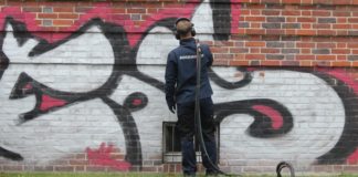 Graffiti entfernen: Auch das gehört zur Tätigkeit einer Reinigungskraft.