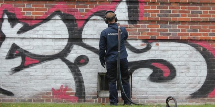 Graffiti entfernen: Auch das gehört zur Tätigkeit einer Reinigungskraft.