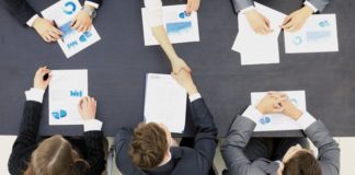 Komplexe Verhandlungen bis zum Schluss: Um einen Unternehmensverkauf erfolgreich zu gestalten, sollte man an viele Details denken.
