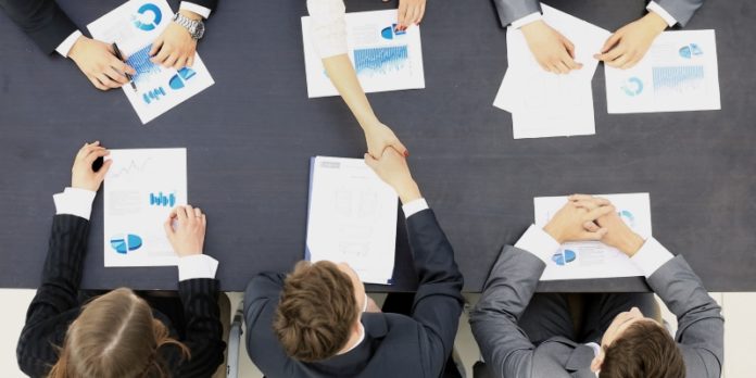 Verhandlungen © FotolEdhar - Fotolia Komplexe Verhandlungen bis zum Schluss: Um einen Unternehmensverkauf erfolgreich zu gestalten, sollte man an viele Details denken.