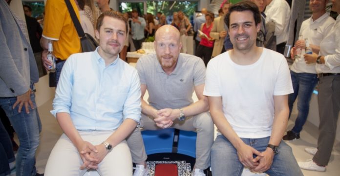 irgendein bildtitel Prominenter Gast: Ex-Bayern Manager Matthias Sammer mit den Keller-Brüdern Jakob und Moritz bei der Eröffnung des neuen Stores.
