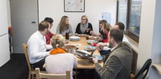 Erfolg durch Teilen: Auch beim Mittagessen isst man nicht alleine.