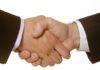 Handschlag: Das eigene Unternehmen kann auch an einen Manager des Unternehmens übergeben werden.