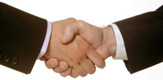 Handschlag: Das eigene Unternehmen kann auch an einen Manager des Unternehmens übergeben werden.