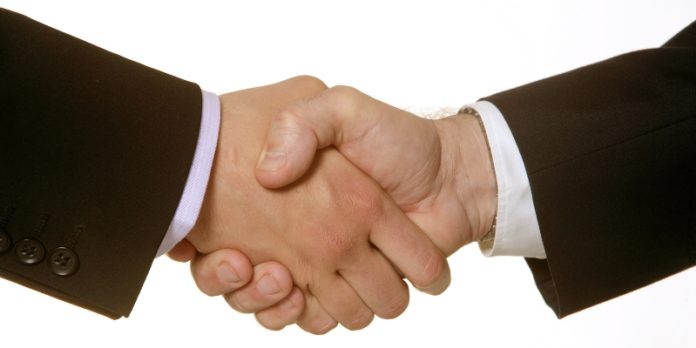 Handschlag: Das eigene Unternehmen kann auch an einen Manager des Unternehmens übergeben werden.