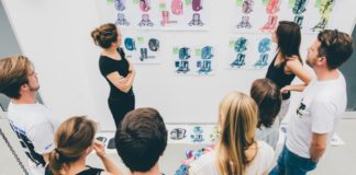 Partizipative Kultur: Die Marketingabteilung von Brand Unit Kids berät über die Farbwahl der neuen Satch-Kollektion.