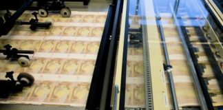 Bogeneinzug: Auf der Maschine werden Banknoten beziffert.