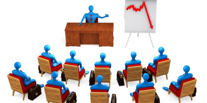Group of persons and businessman on white background Personalführung in der Krise: Ist die Zielsetzung allen Beteiligten klar, wird die Restrukturierung eher von der Belegschaft mitgetragen.