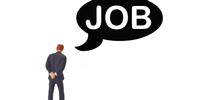 Figur von einem Manager von hinten mit Sprechblase Herausforderung Jobsuche: Auch sehr erfolgreiche Manager müssen oft die Erfahrung machen, ernüchtert zu sein.