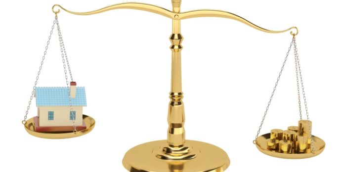 House and gold coins on the scales,3D illustration. Aus der Balance: