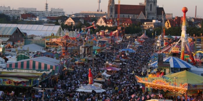 aufmacher © Andreas Gerlach - stock.adobe.com Wiesn ist inzwischen ein touristischer, bayerischer Karneval.