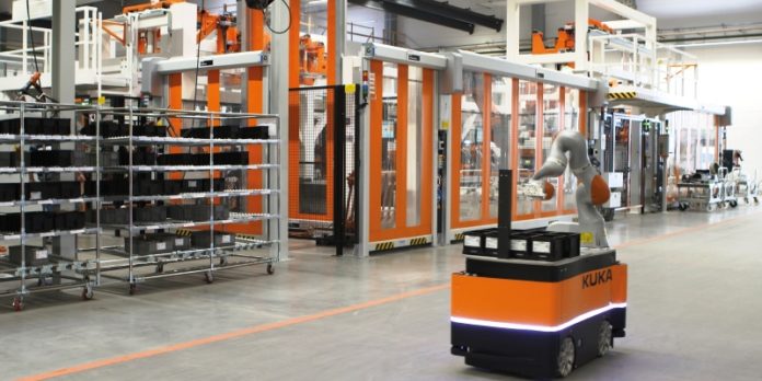 aufmacher © KUKA Roboter GmbH Roboter KMR iwa von Kuka: Die Übernahme durch den chinesischen Konzern Midea sitzt der Bundesregierung bis heute in den Knochen.