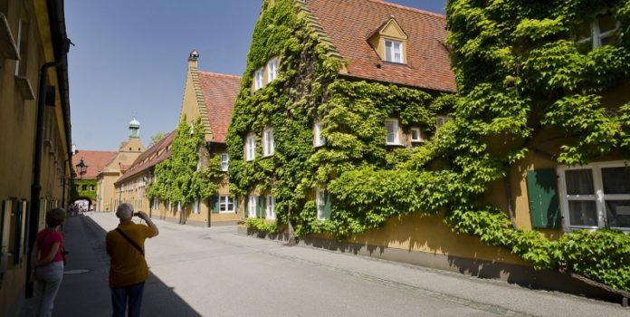 bildmaterial Blick von der zentralen Herrengasse in der Fuggerei: Über 2 Mio. Besucher haben die älteste Sozialbausiedlung der Welt schon besucht.