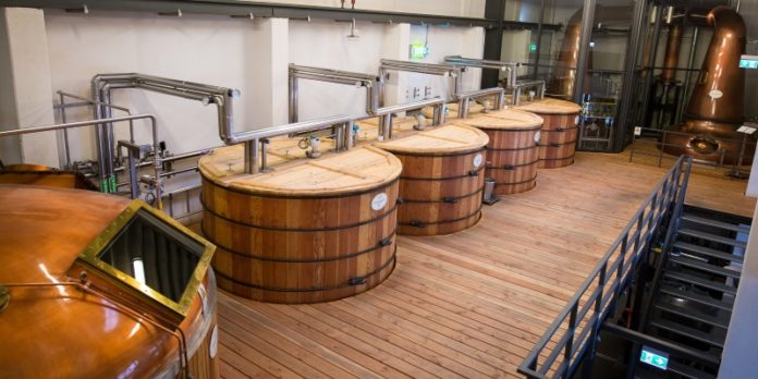 Produktion von Whisky in Rüdenau: Seit 2016 ist die Destillerie in Betrieb und will vom Boom in der Branche profitieren.