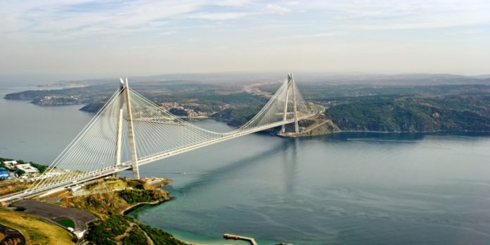 aufmacherbild © MrPhotoMania - stock.adobe.com Yavuz Sultan Selim Brücke über den Bosporus in Istanbul: Ein guter Teil des Booms ist ber staatliche Maßnahmen getrieben.