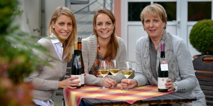 Cordula, Lena und Sarah Sonne © Weingut Endesfelder Lena (Mitte) zusammen mit ihrer Schwester Sarah Sonnen und ihrer Mutter Cordula: Die drei Frauen führen das Weingut in dritter Generation.