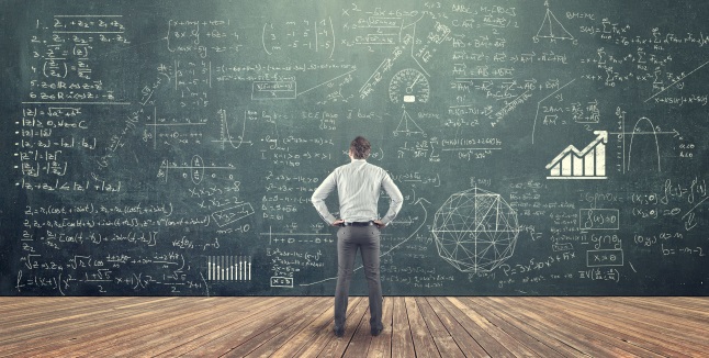 Student studying math on the blackboard full of formulas Qualifiziertes Management: Finanzinvestoren suchen Manager, die neben einer klaren strategischen Sicht vor allem über finanzielle Kennzahlen führen.