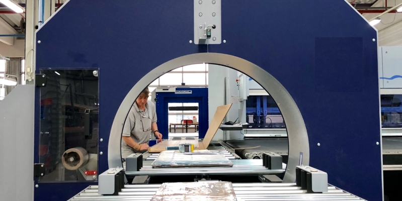 Produktion bei Plocher: Maßgeschneiderte Spanplatten für Schrankkränze oder Futonbetten.