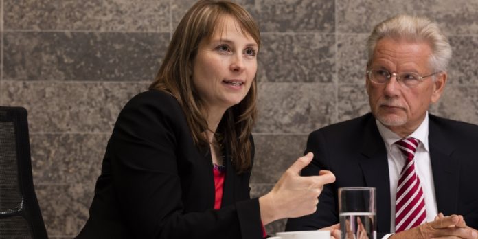 aufmacherbild © Wittenstein SE Dr. Manfred Wittenstein und Tochter Dr. Anna-Katharina Wittenstein beim Gespräch: Der neue Vorstand sollte den Weg für die nächste Generation bereiten.