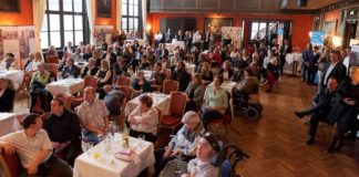 Jubiläum von Handicap International: Rund 150 Gäste verfolgten das Programmm der Abendveranstaltung im Münchner Künstlerhaus.