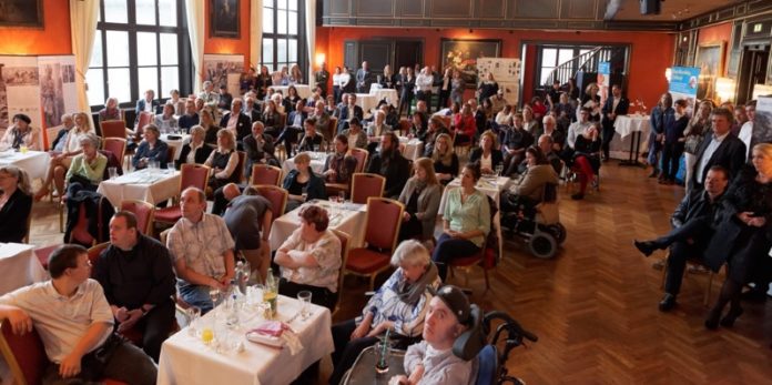 20 Jahre HI Deutschland Jubiläum von Handicap International: Rund 150 Gäste verfolgten das Programmm der Abendveranstaltung im Münchner Künstlerhaus.