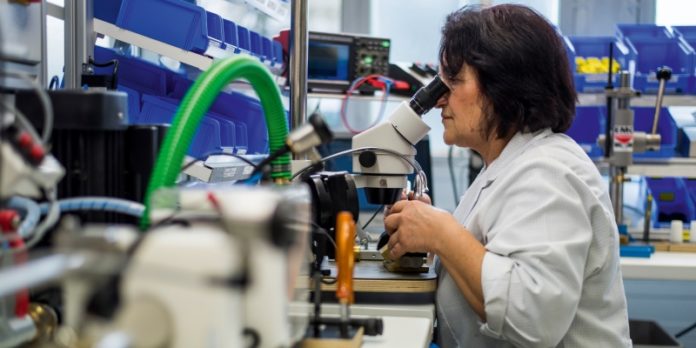 beitragsbild © GHM Messtechnik GmbH Mitarbeiterin bei einem Prüfvorgang: Die GHM Messtechnik versteht sich als Plattform von Unternehmen aus der gleichen Branche.