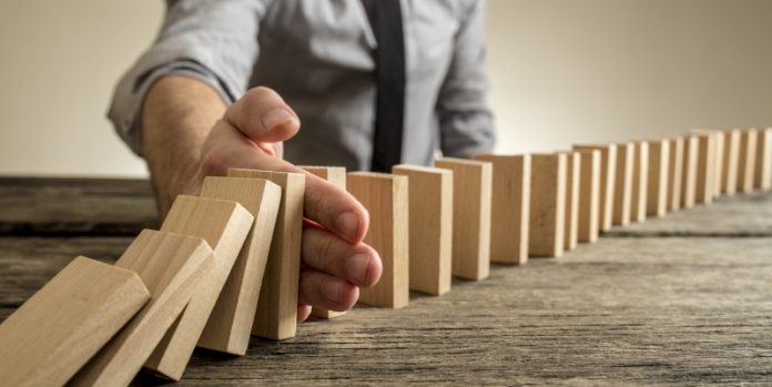 beitragsbild © gajus - stock.adobe.com.bearbeitet Dominoeffekt verhindern: Factoring kann den Liquiditätsabfluss verhindern und Richtung Sanierung umlenken.