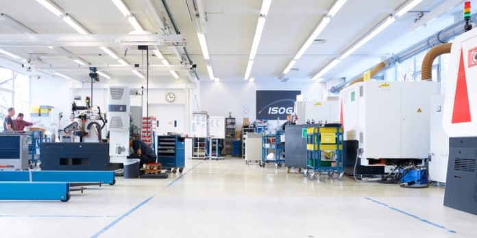 Beitragsbild © ISOG Technology GmbH Fertigungshalle von Isog: Mit der neuen Generation von Schleifmaschinen soll sich auch die Servicequalität erhöhen.