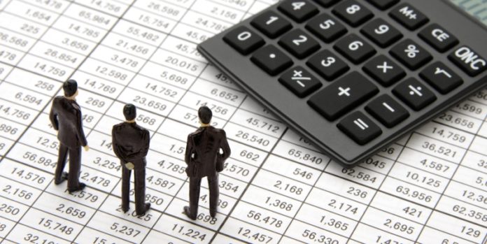 beitragsbild © takasu - stock.adobe.com Blick auf die Zahlen: Beim außergerichtlichen Sanierungsverfahren ist wichtig, dass sie nicht nur finanzwirtschaftlich vorgenommen wird.